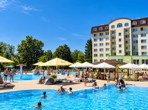Bazén kúpaliska Číž s liečebným domom Rimava v pozadí