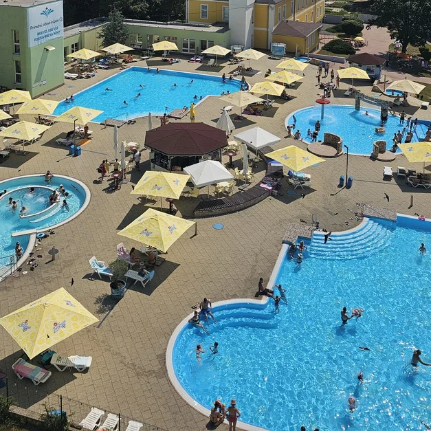 Vonkajšie kúpalisko kúpeľov Číž s bazénmi a slnečníkmi